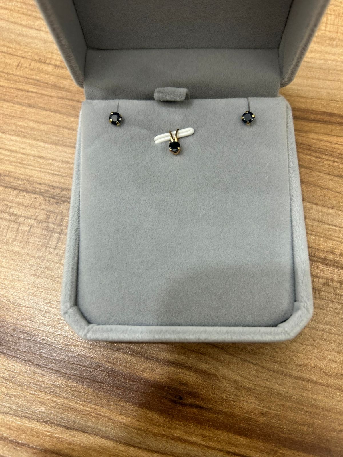 Conjunto broqueles y dije zafiro
