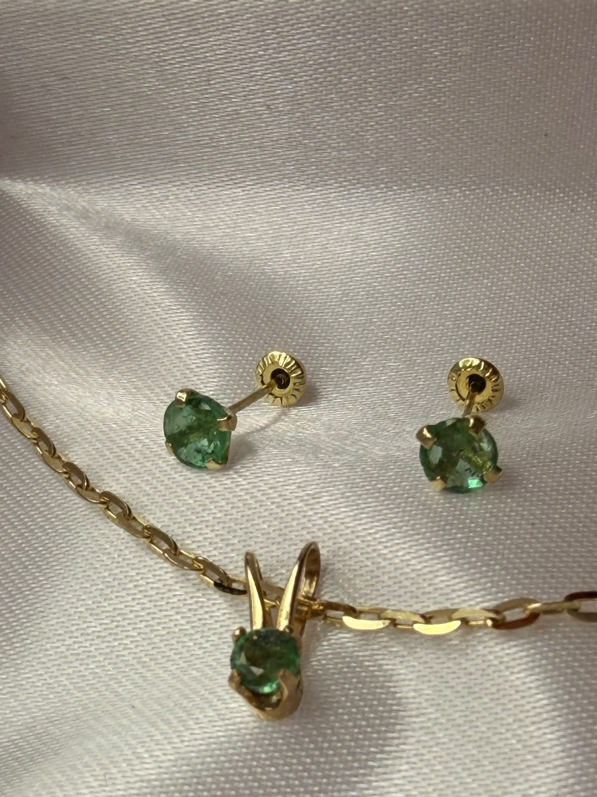 Conjunto broqueles y dije esmeralda