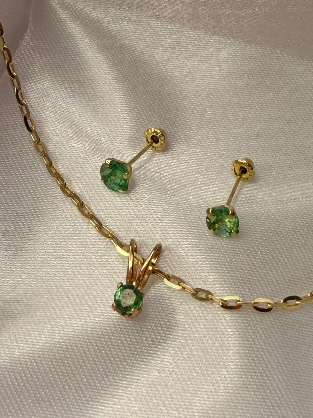 Conjunto broqueles y dije esmeralda