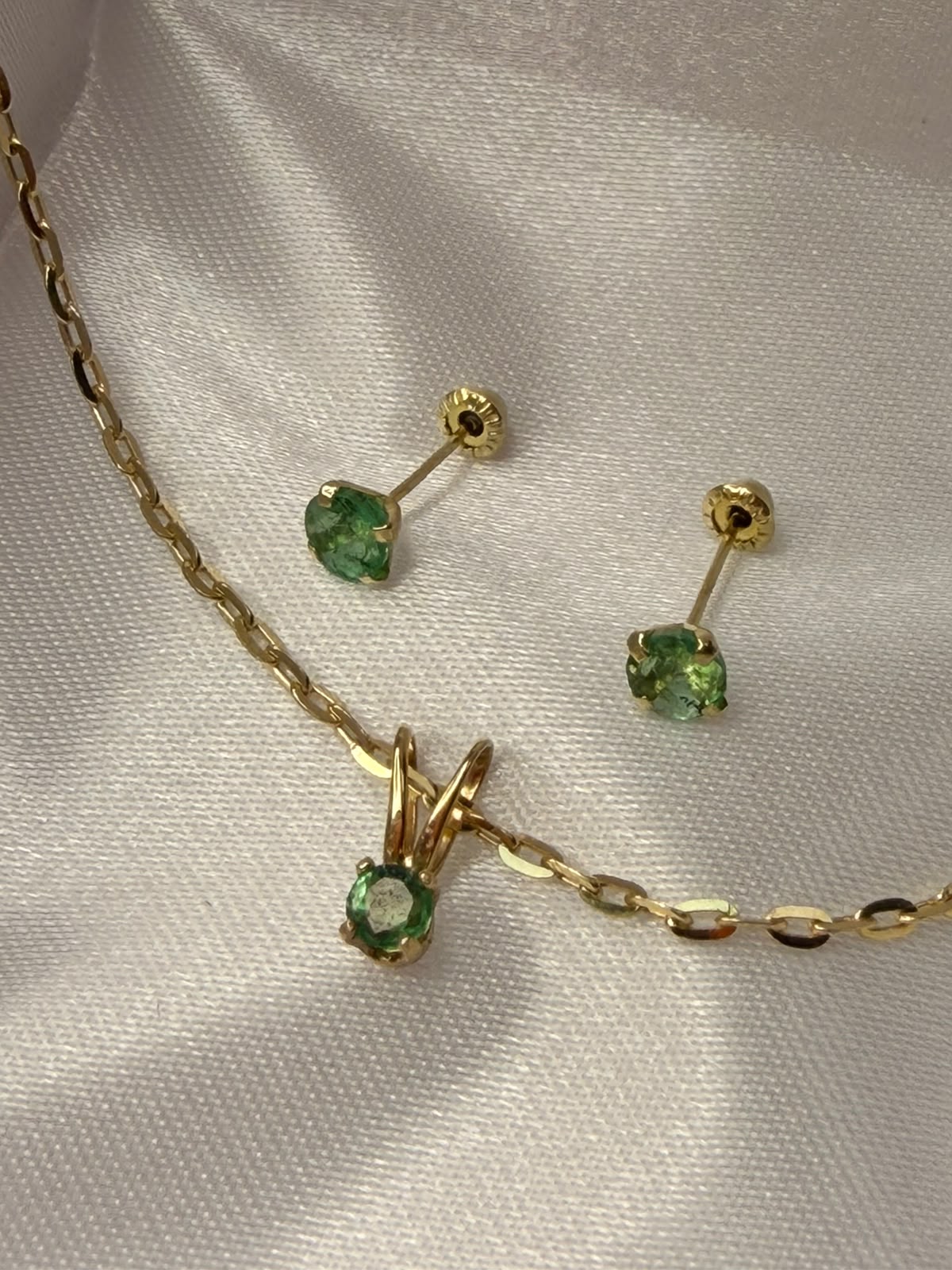 Conjunto broqueles y dije esmeralda