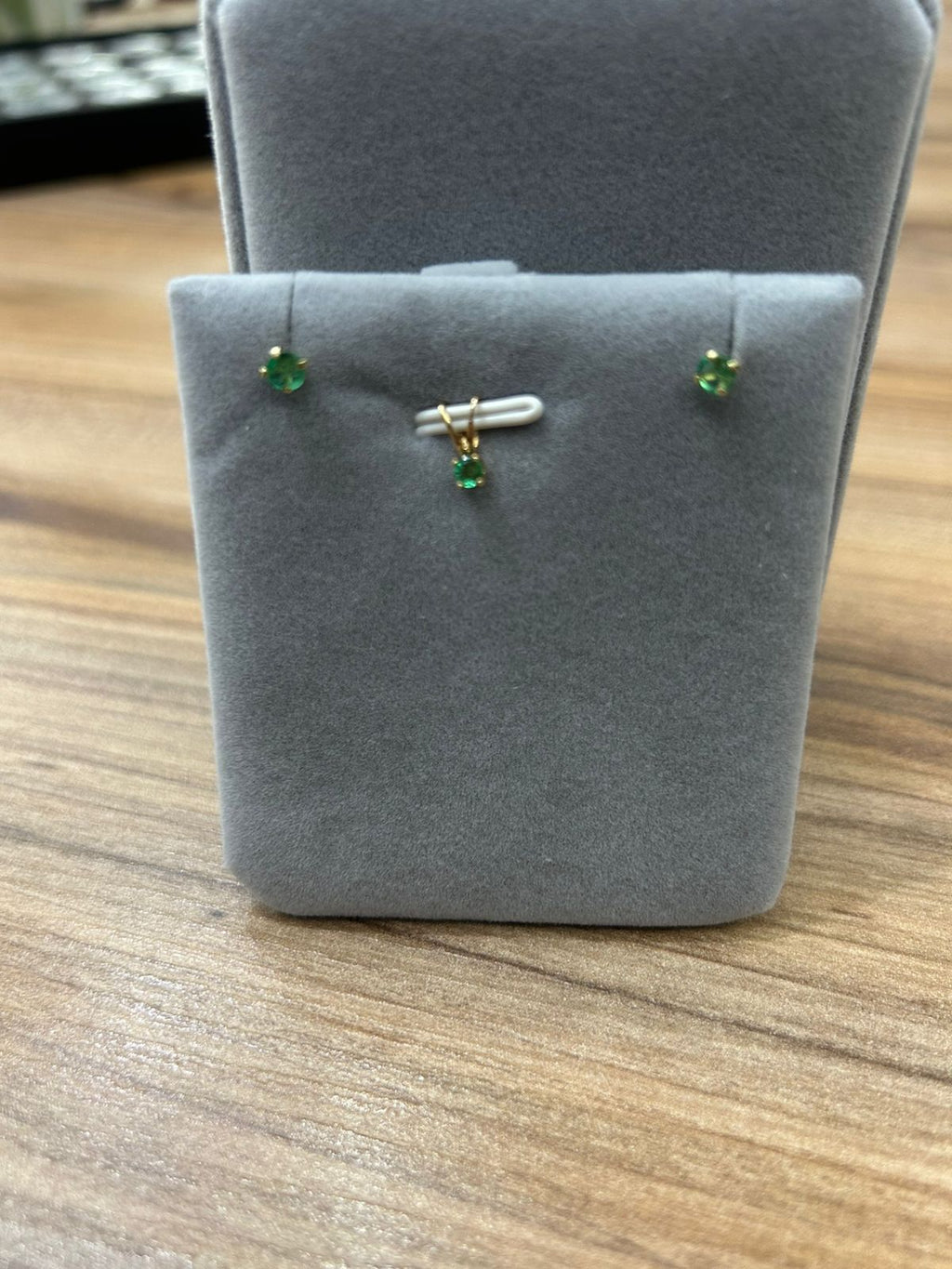 Conjunto broqueles y dije esmeralda