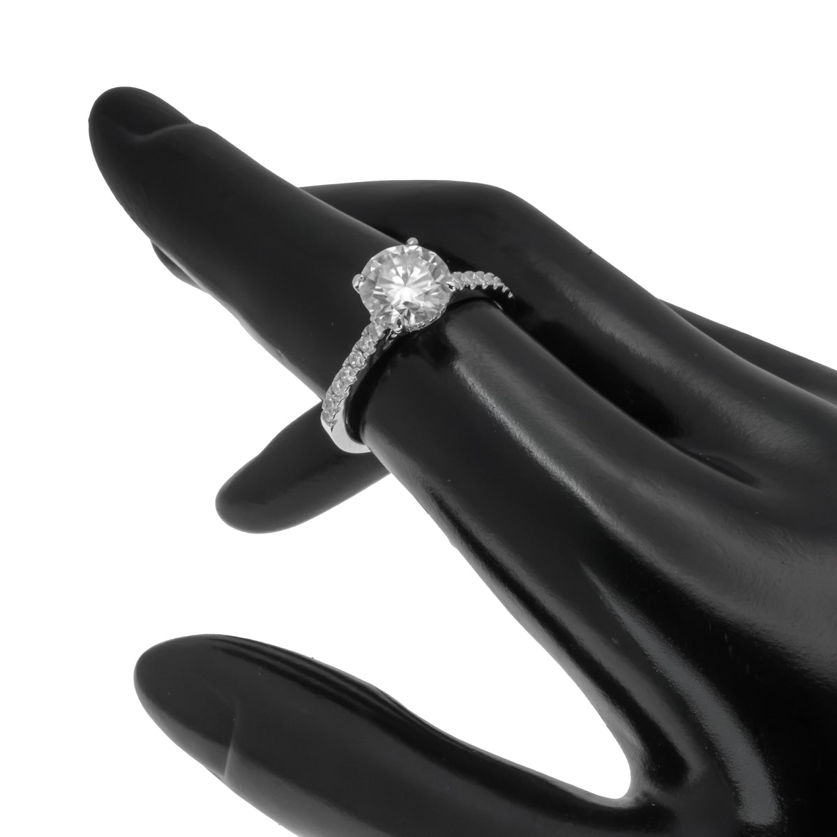Anillo solitario con brazos pavé