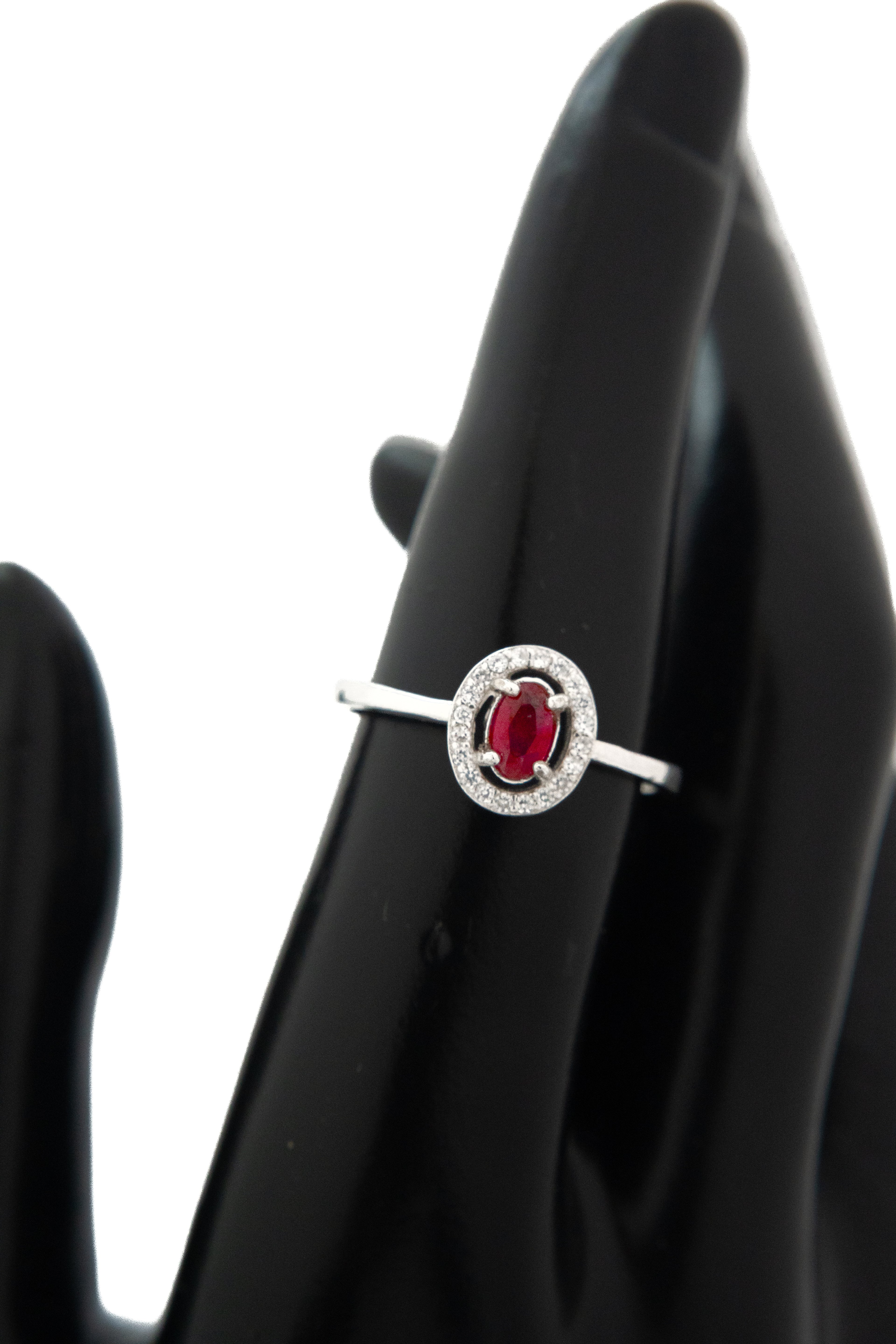 Elegante anillo de rubi
