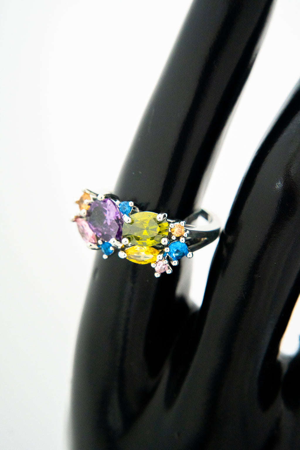 Anillo de zirconias de colores