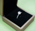 Anillo solitario con brazos pavé