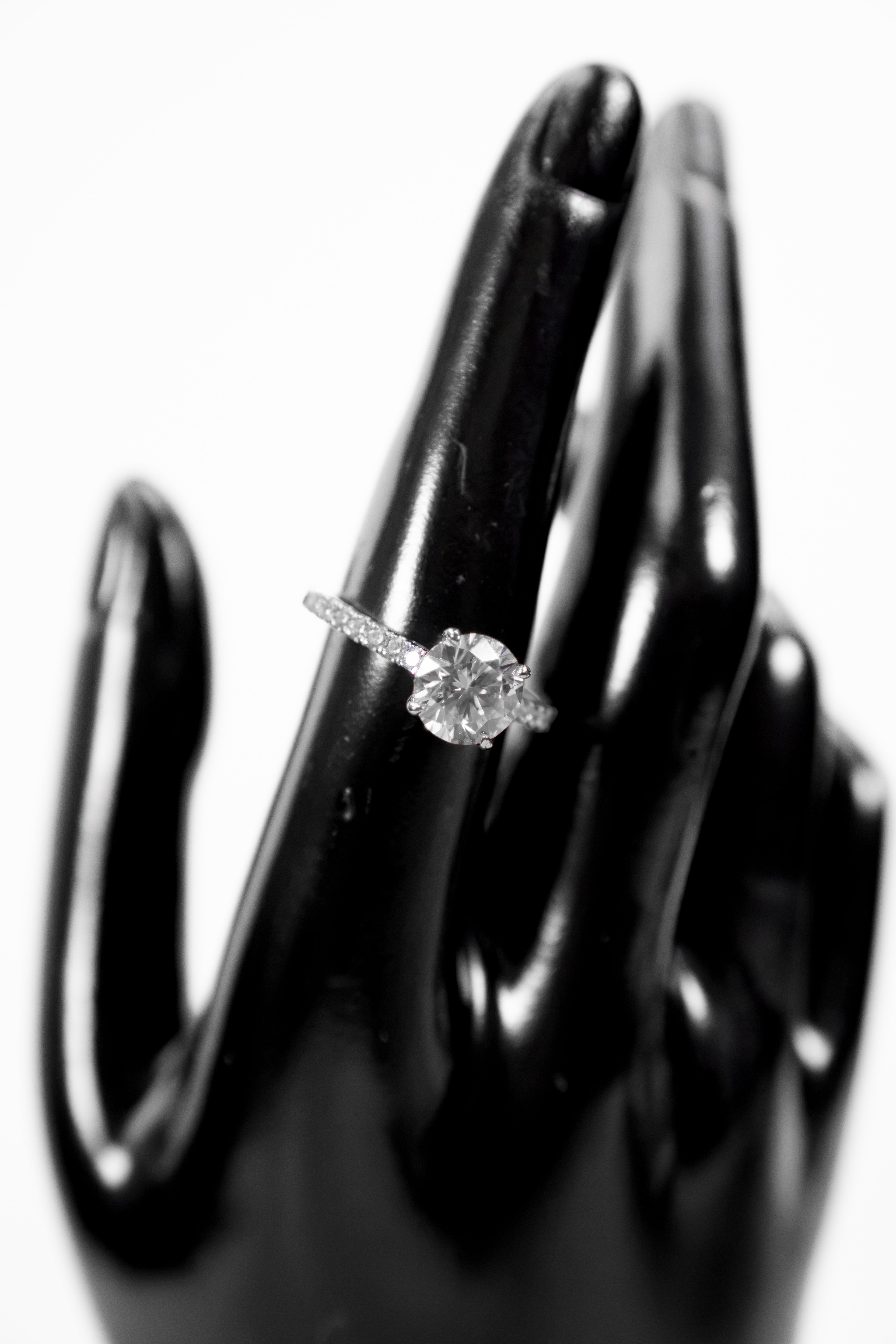 Anillo solitario con brazos pavé