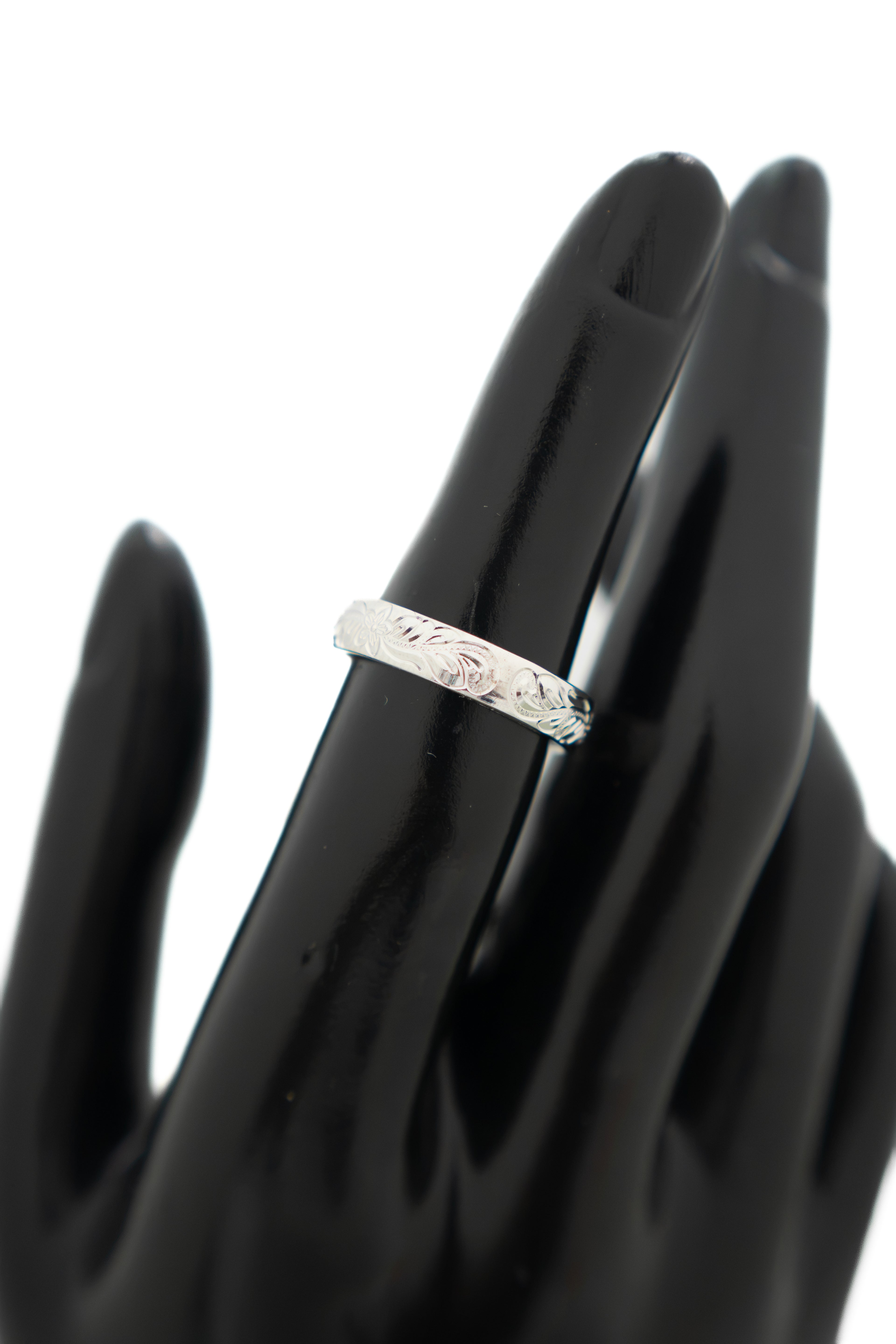Anillo tallado flores