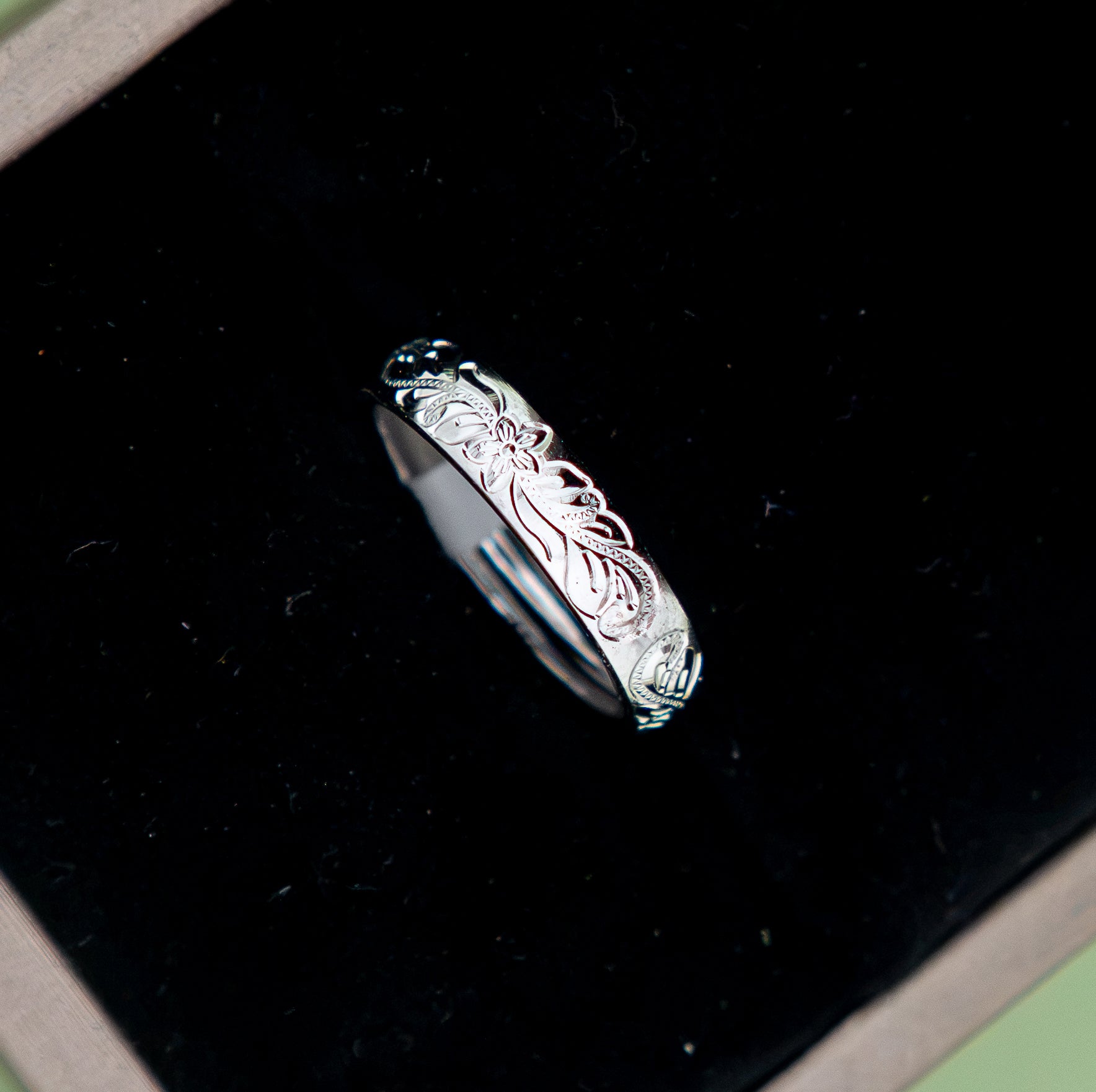 Anillo tallado flores