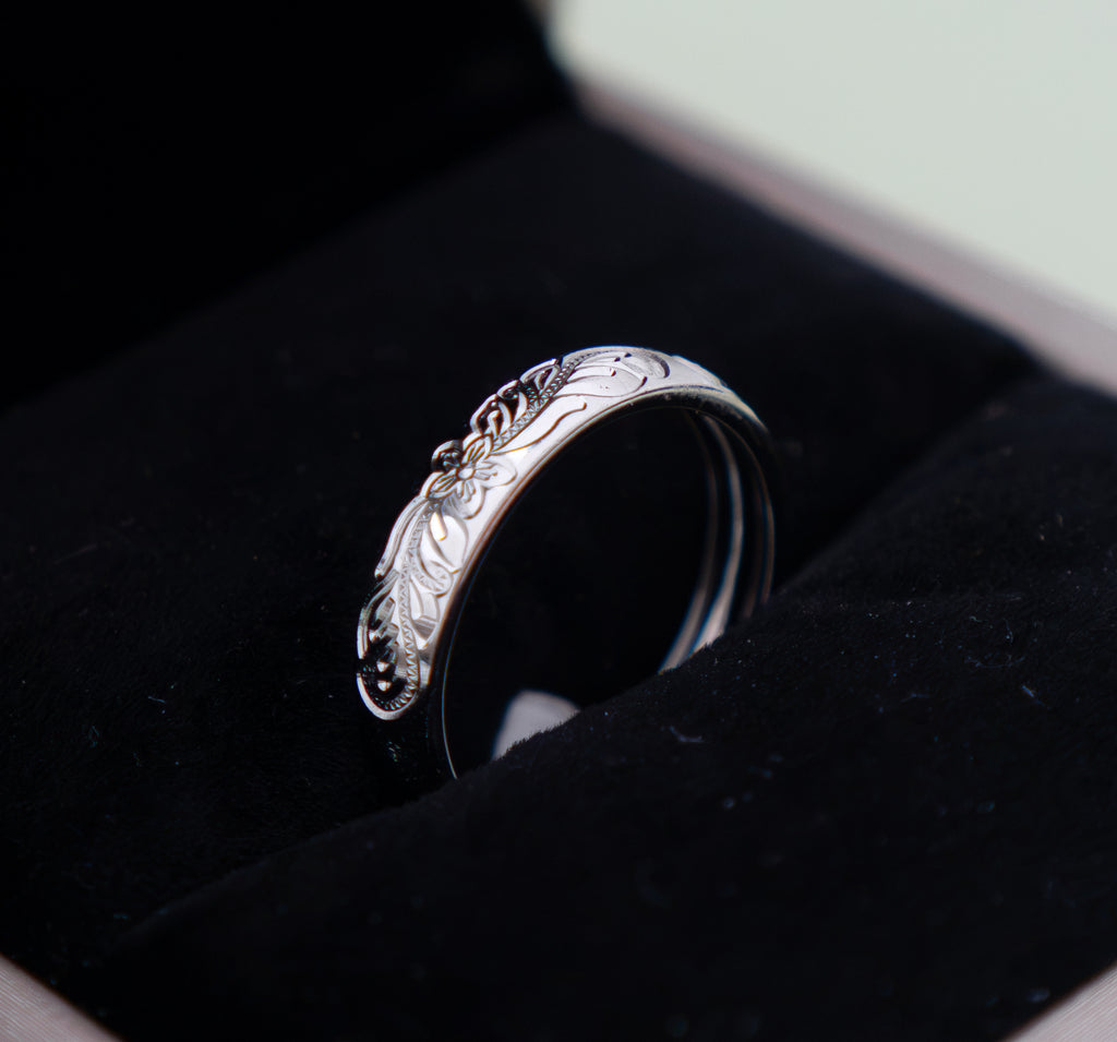 Anillo tallado flores