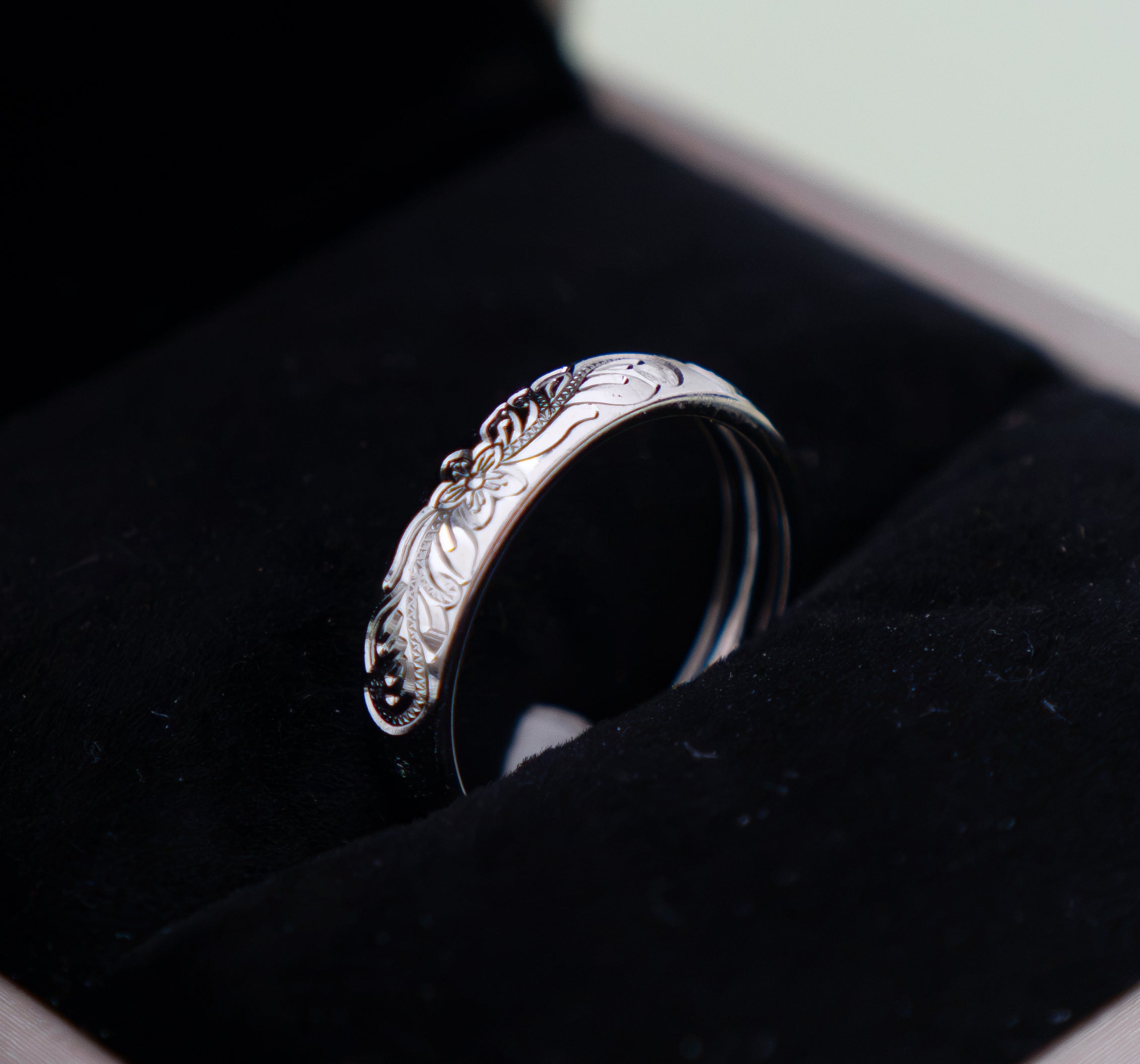 Anillo tallado flores