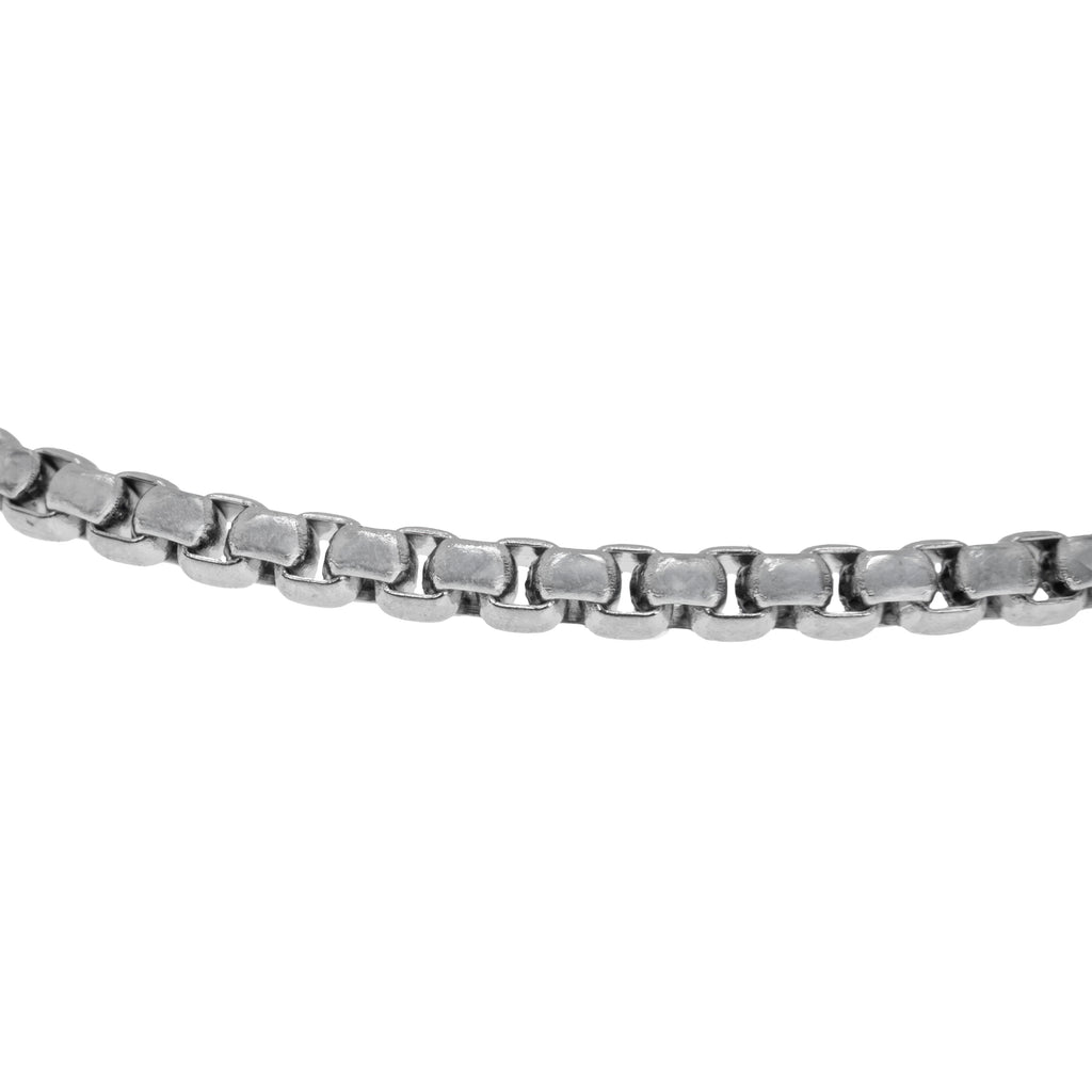 Cadena plateada con cruz