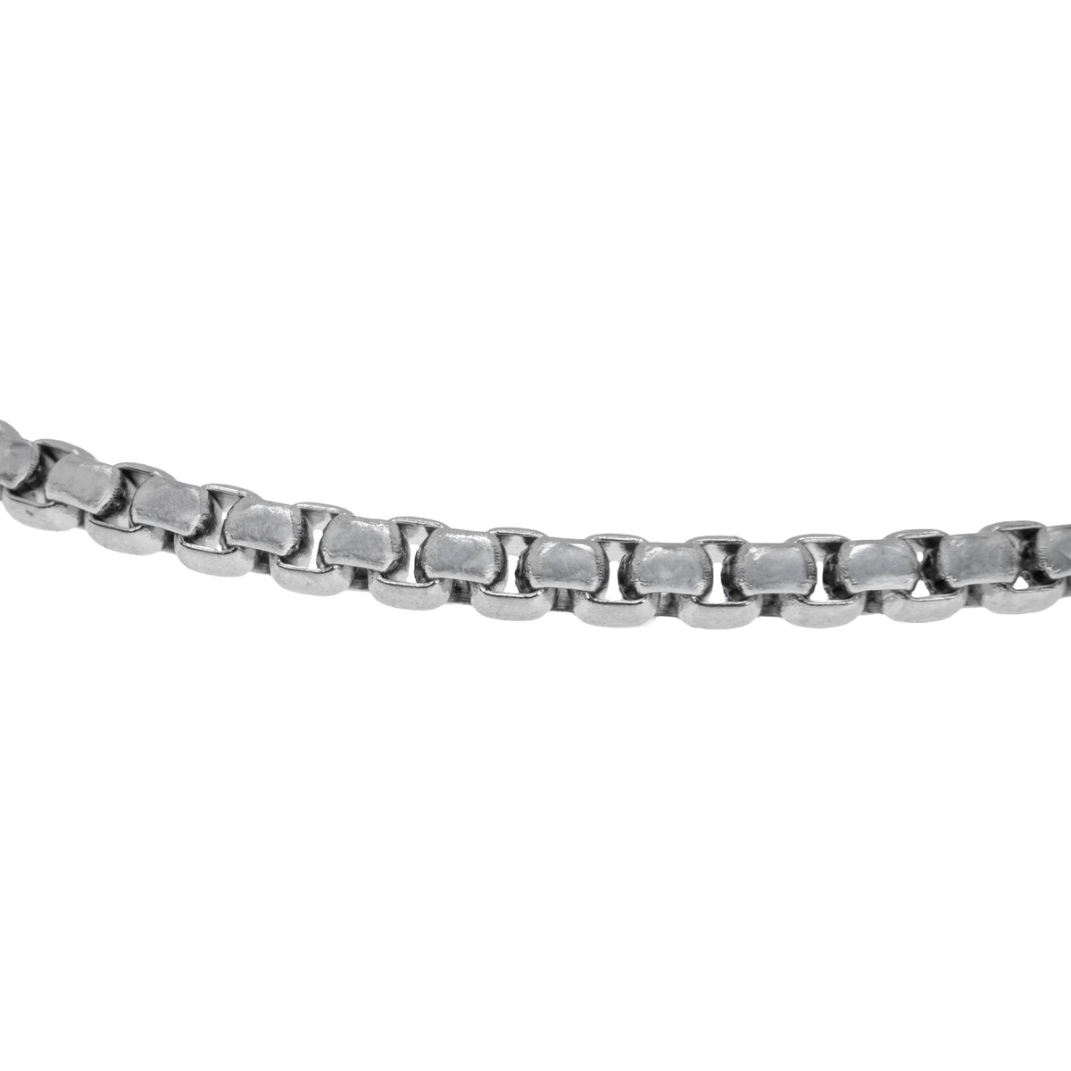 Cadena plateada con cruz