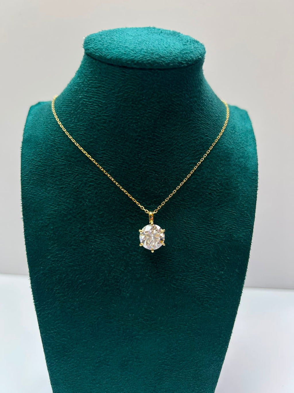 Collar tipo solitario