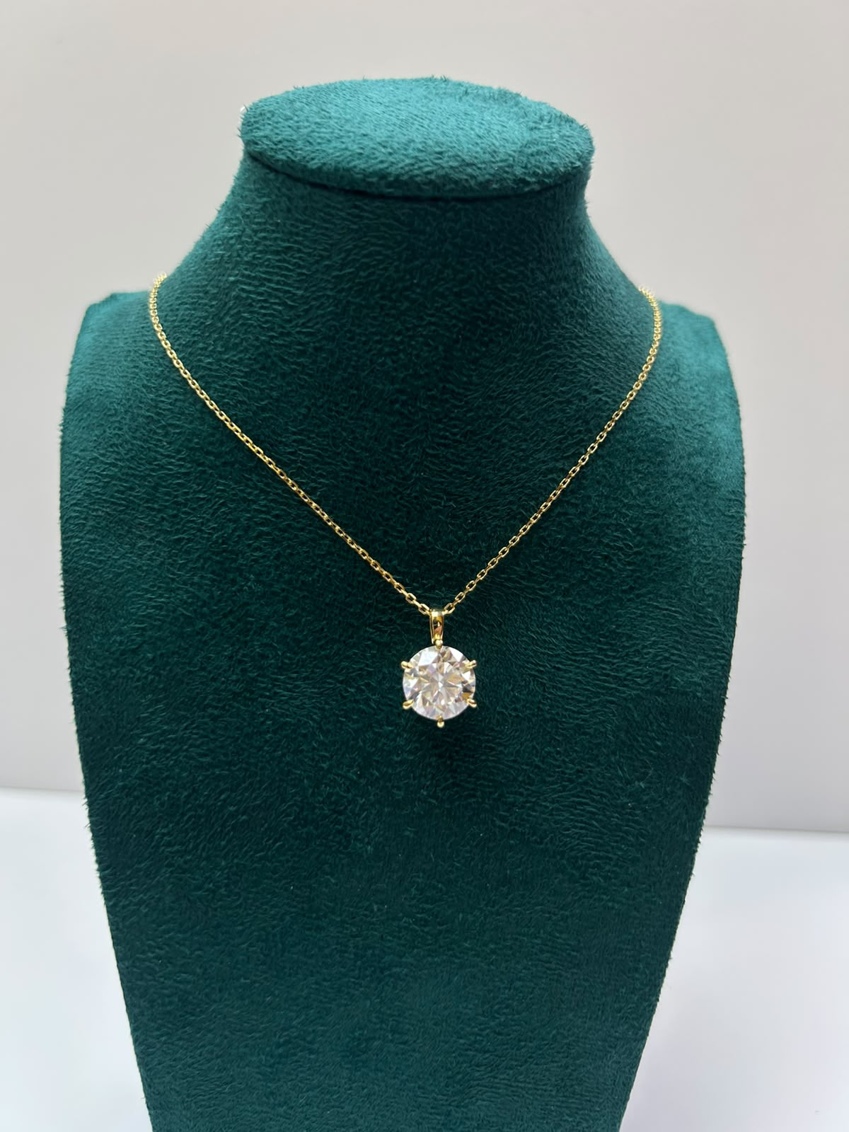 Collar tipo solitario