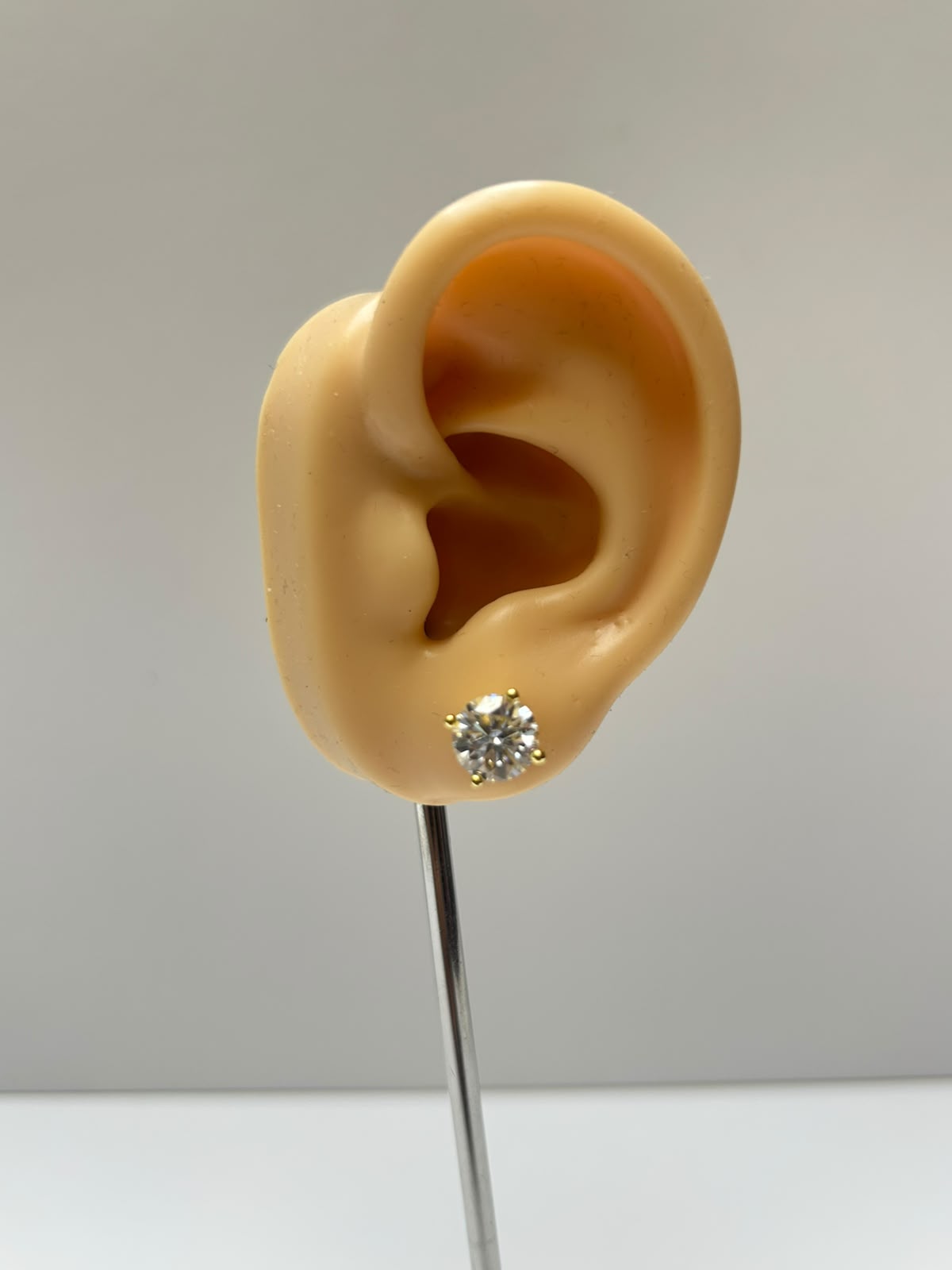 Stud dorado moissanita 8mm