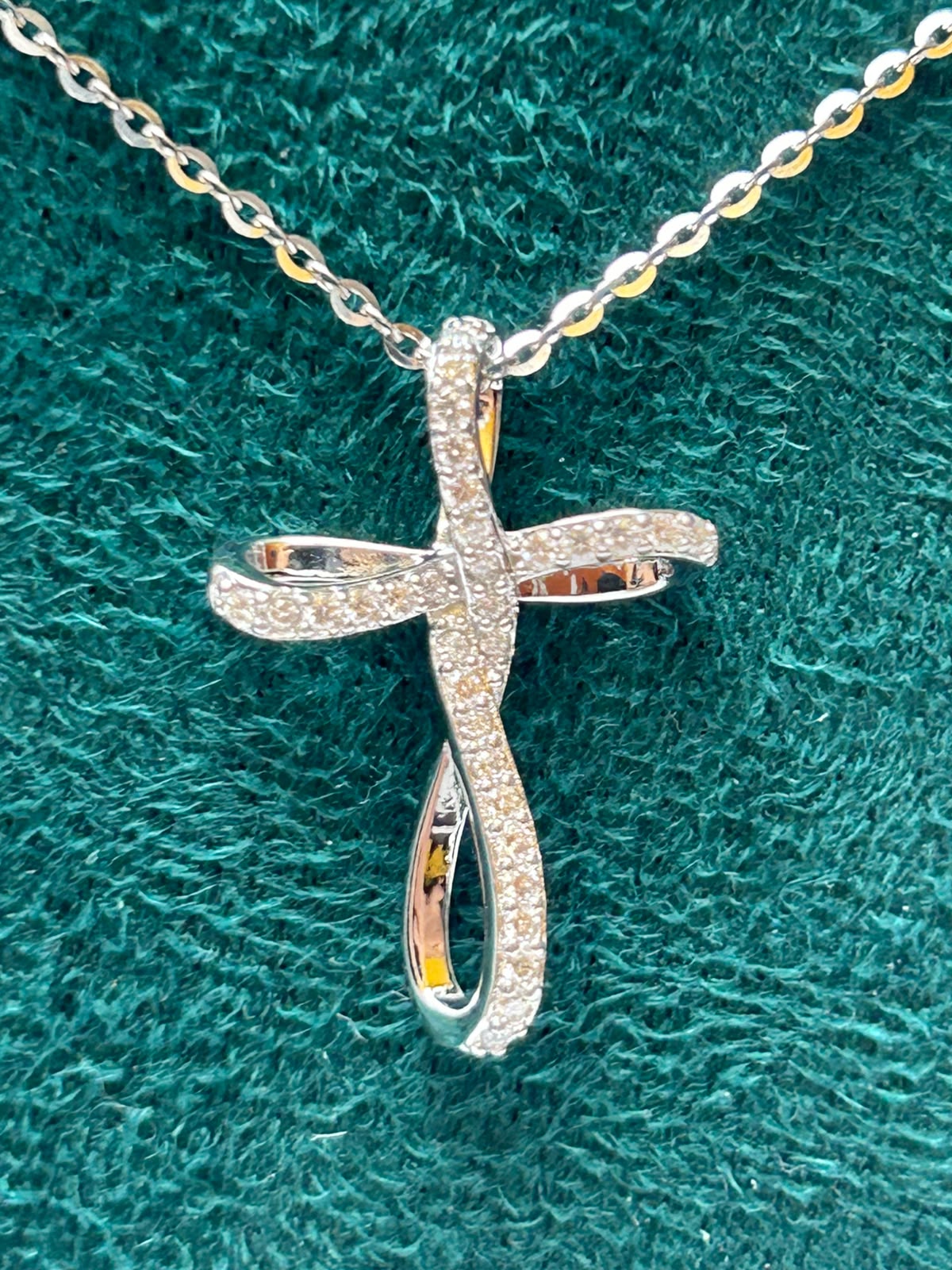 Collar cruz infinita
