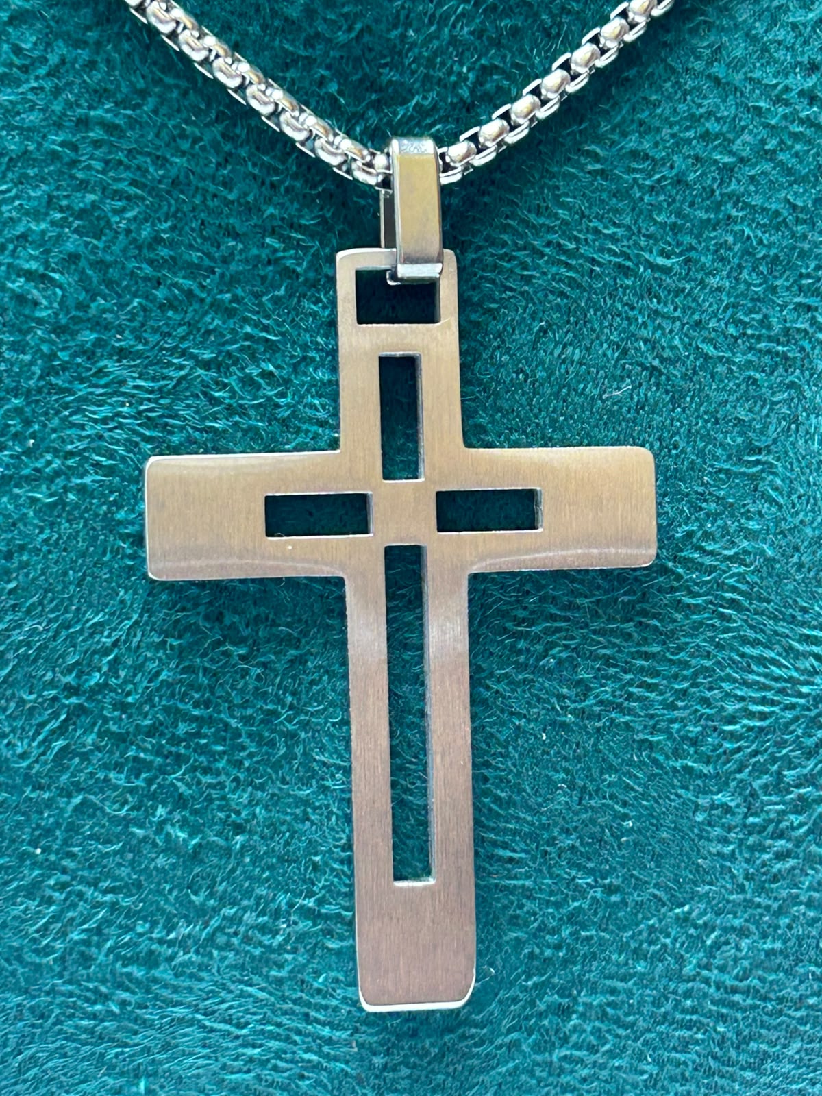 Cadena plateada con cruz