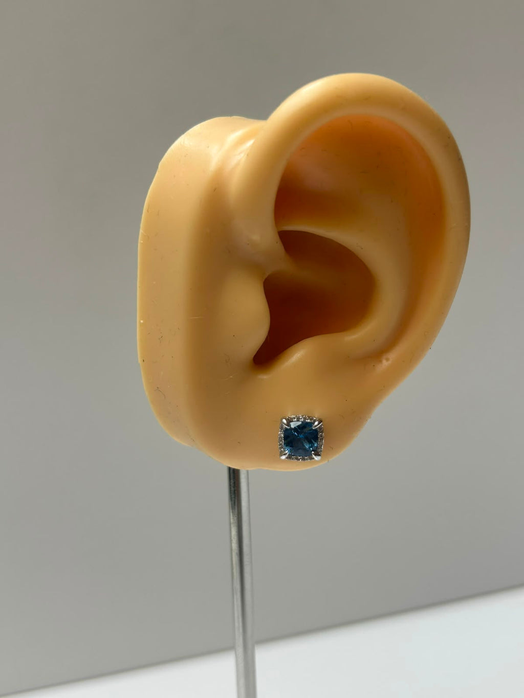 Aretes cuadrados con gema azul
