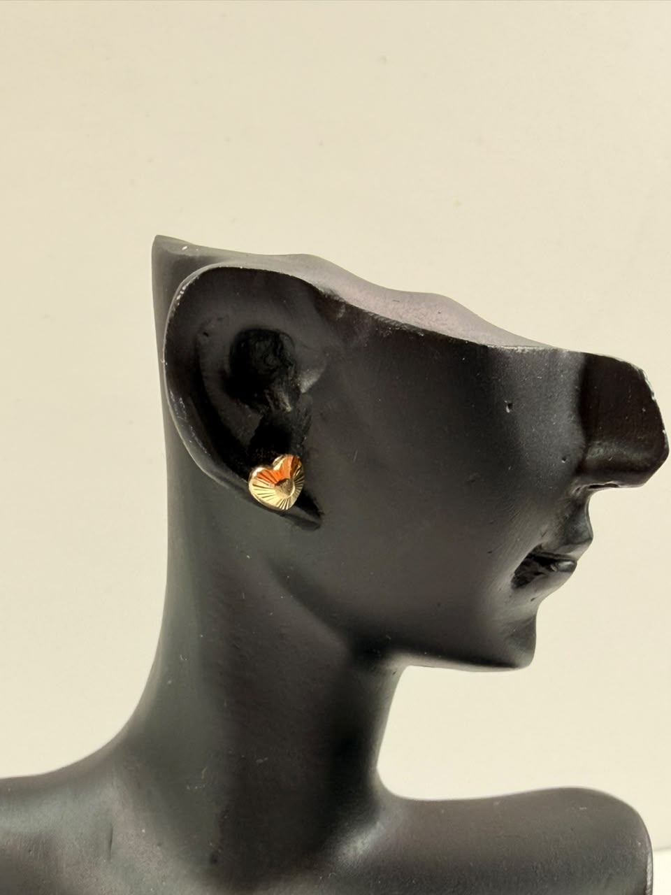 Aretes corazón relieve