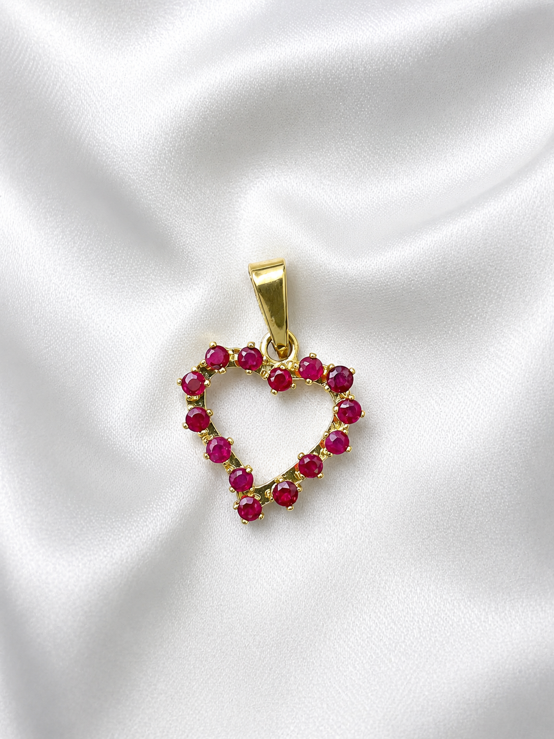Dije corazon rubies