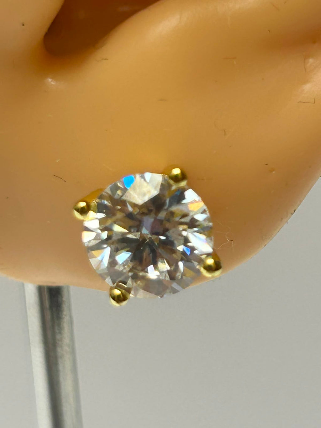 Stud dorado moissanita 8mm