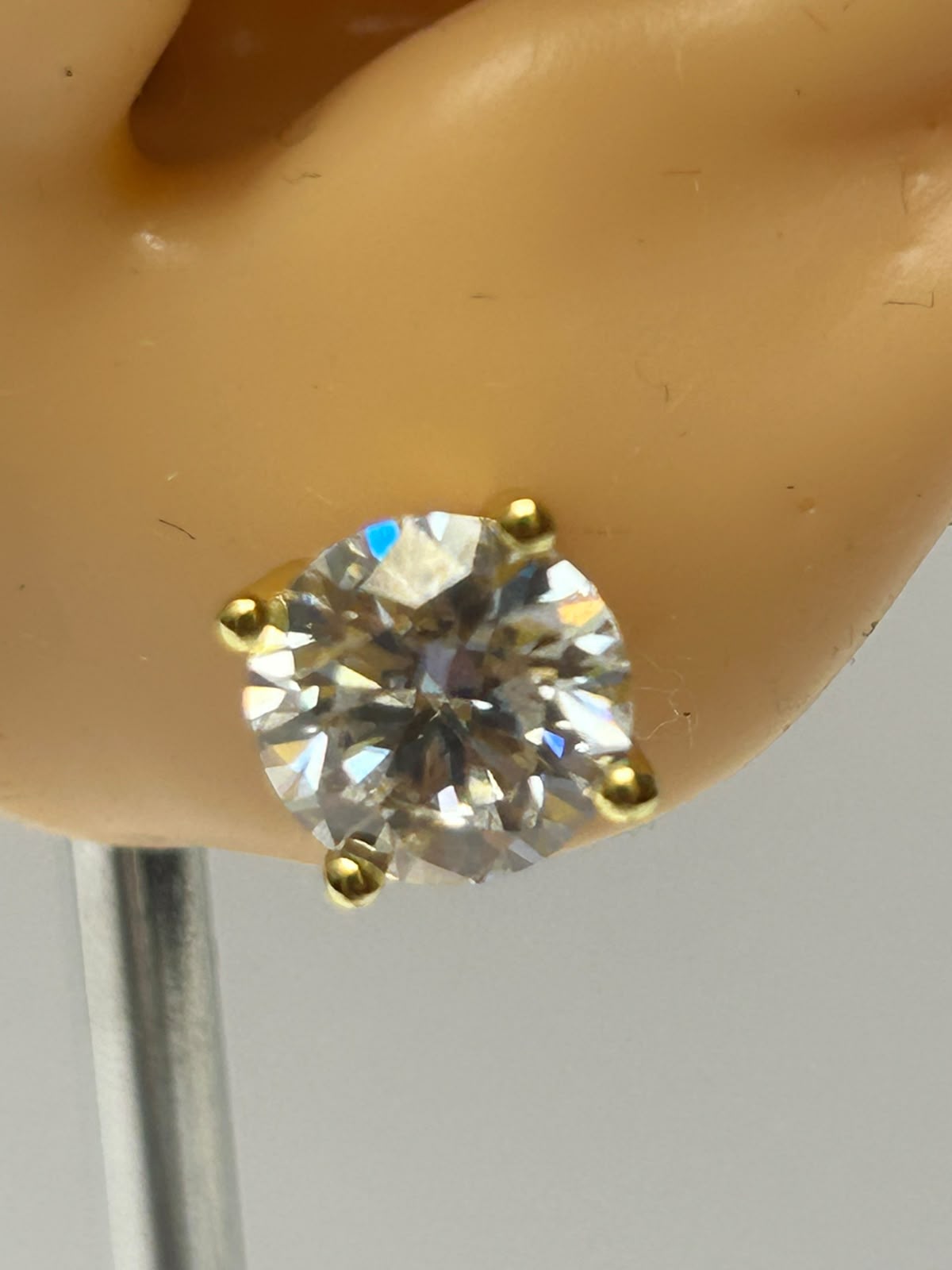 Stud dorado moissanita 8mm
