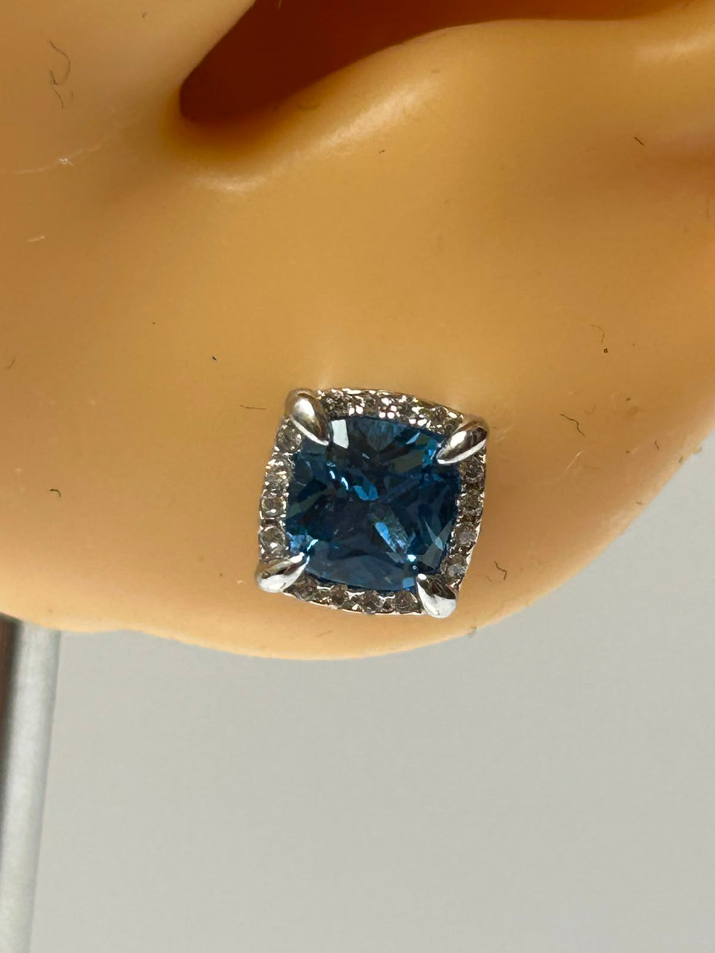 Aretes cuadrados con gema azul