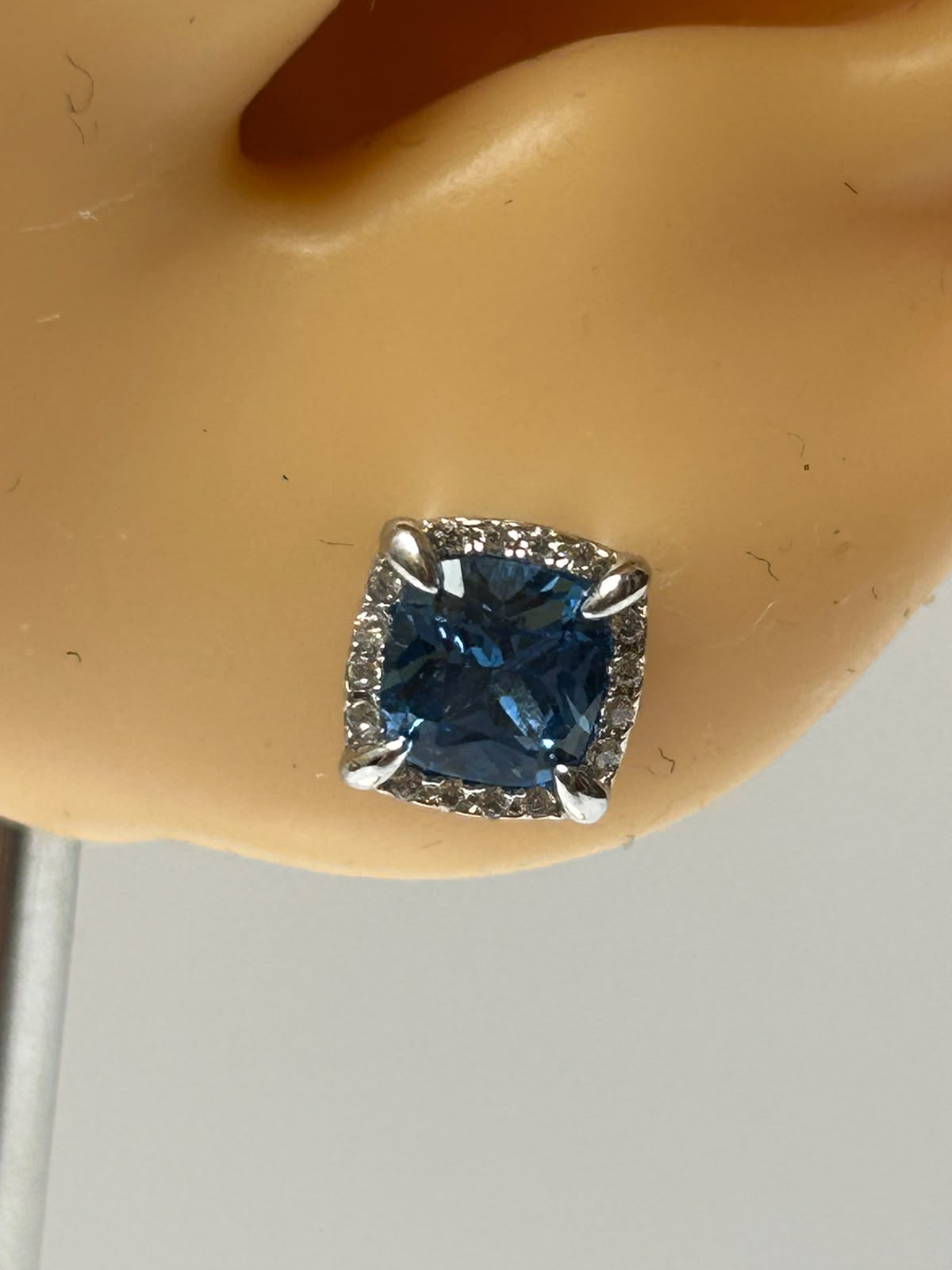 Aretes cuadrados con gema azul