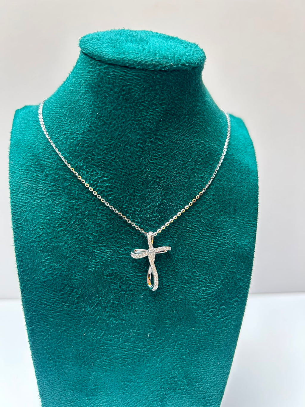 Collar cruz infinita