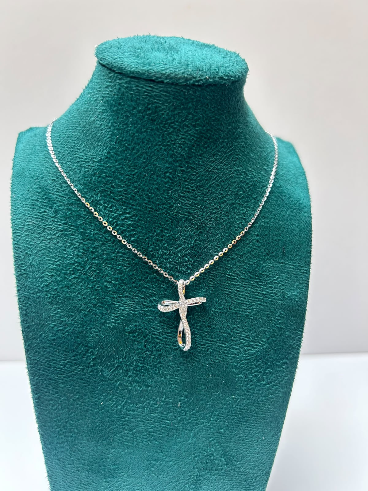 Collar cruz infinita