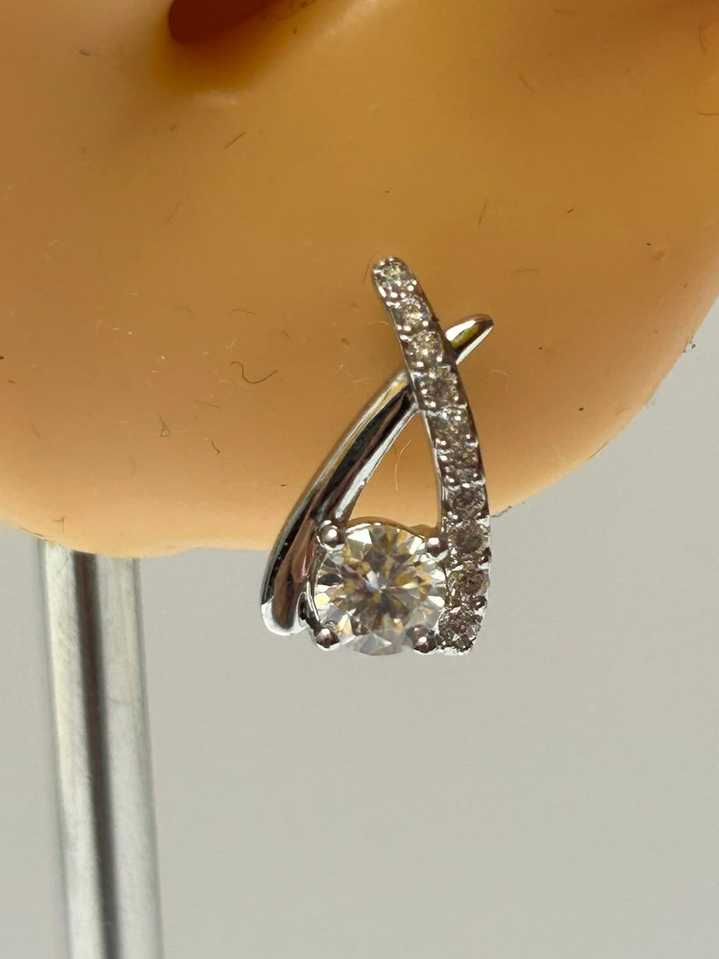 Aretes líneas cruzadas moissanita 4 mm