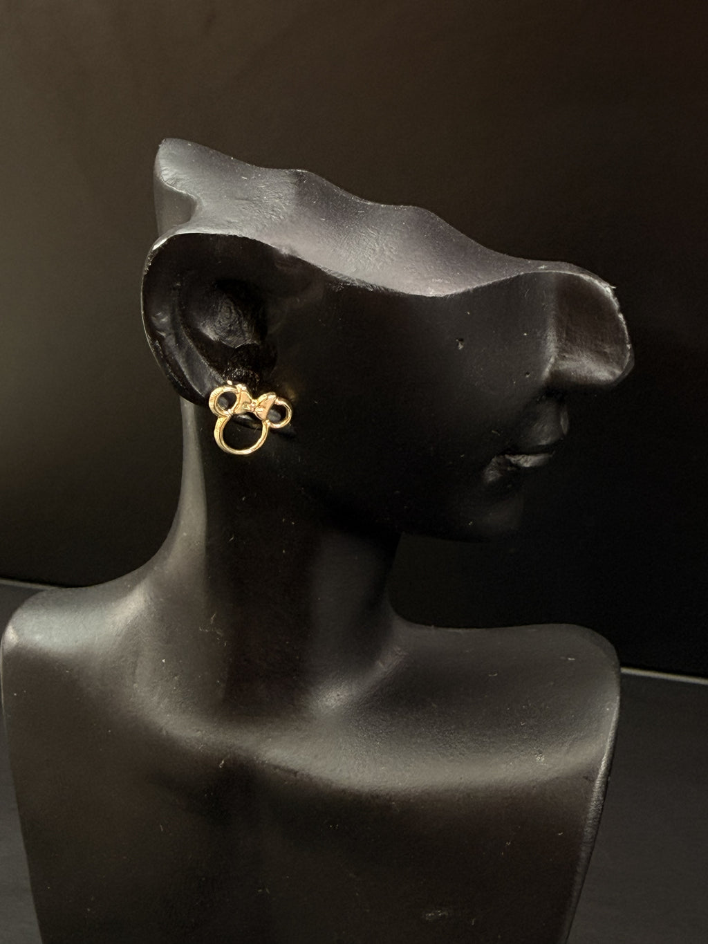 Aretes silueta dorada con moño