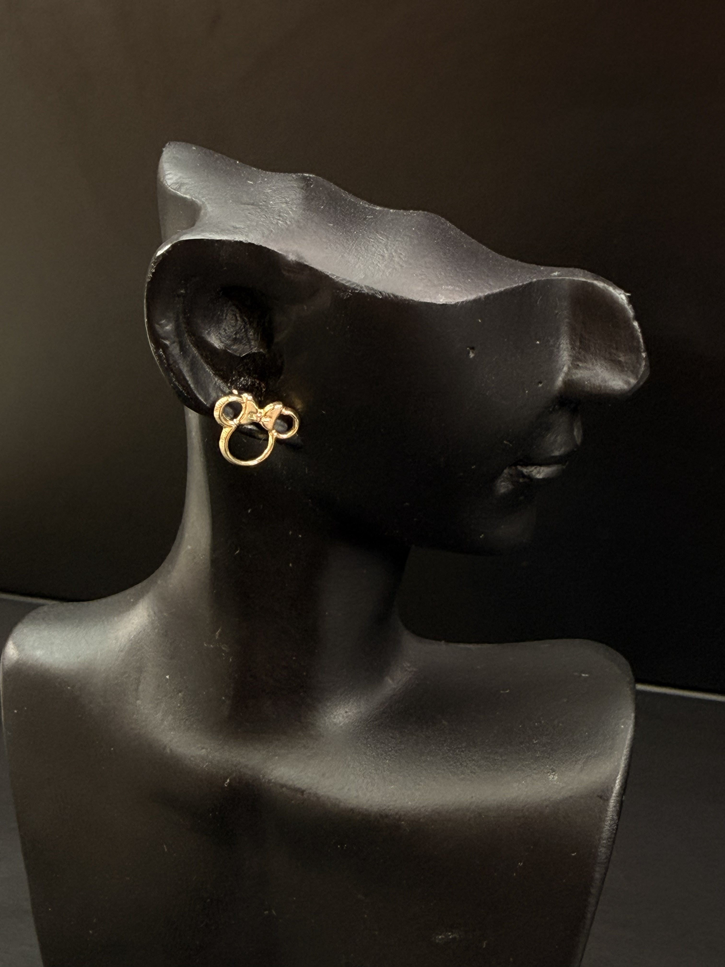 Aretes silueta dorada con moño