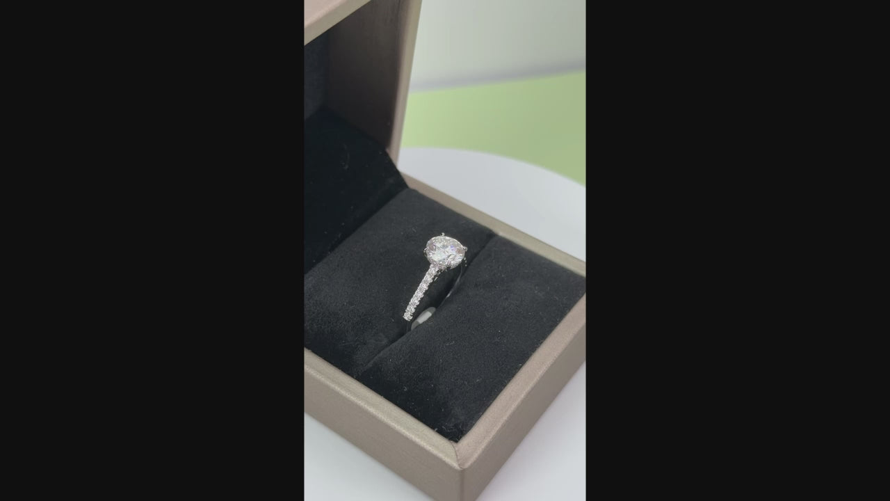 Anillo solitario con brazos pavé