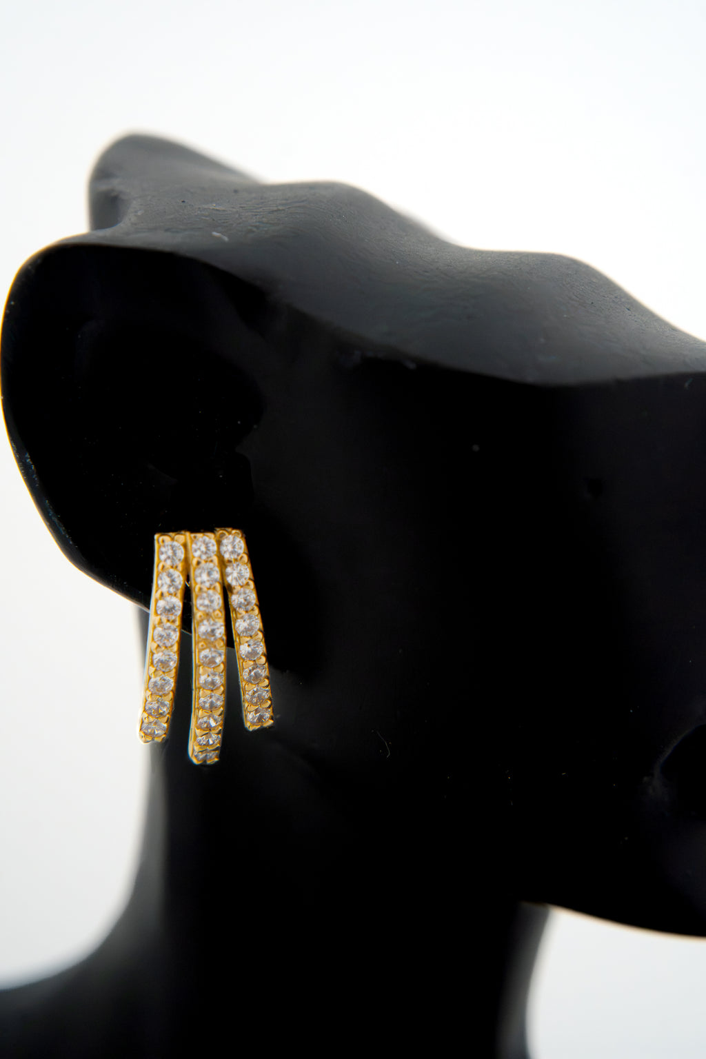 Aretes de tres líneas en oro con Zirconias