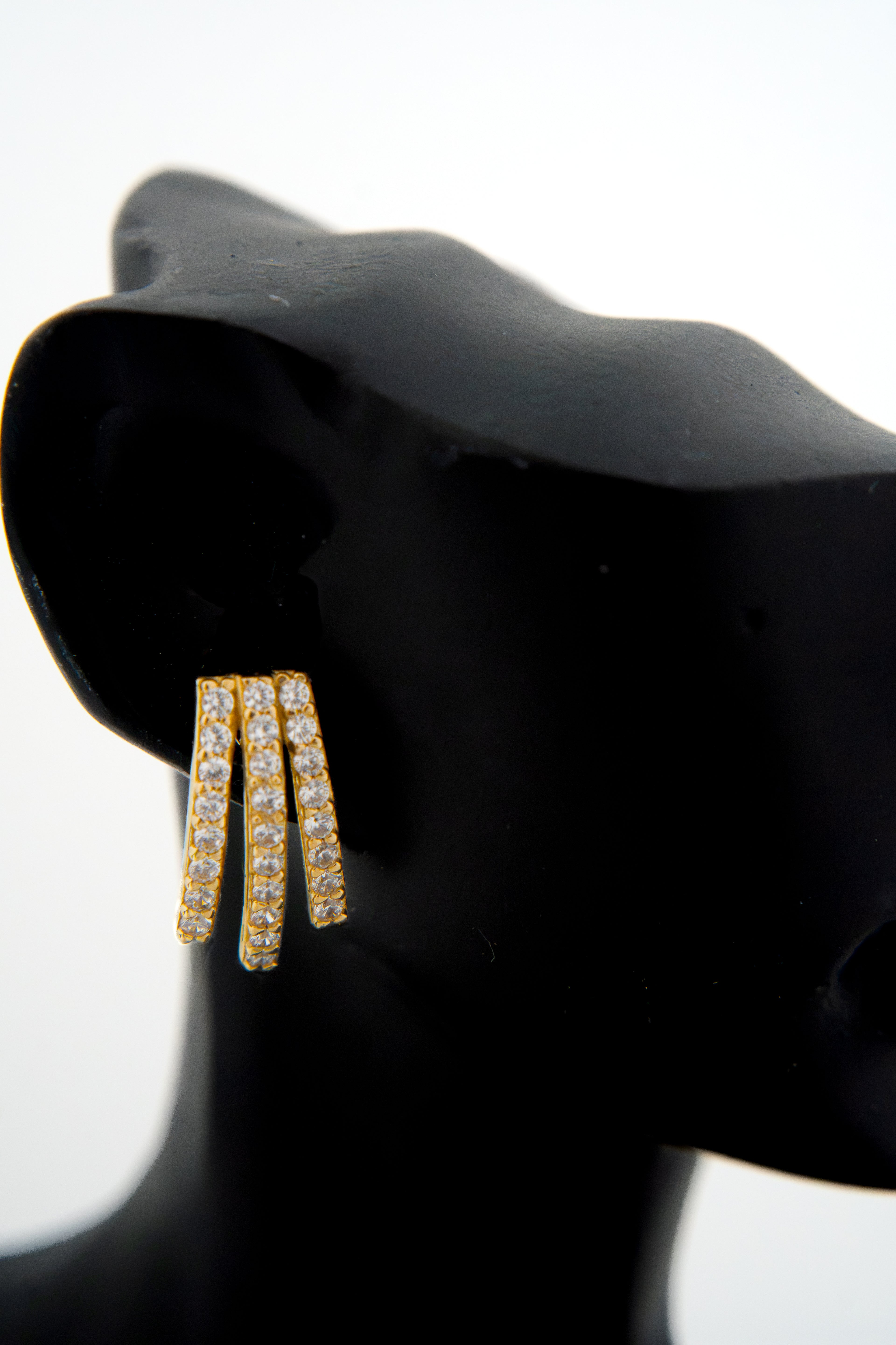 Aretes de tres líneas en oro con Zirconias
